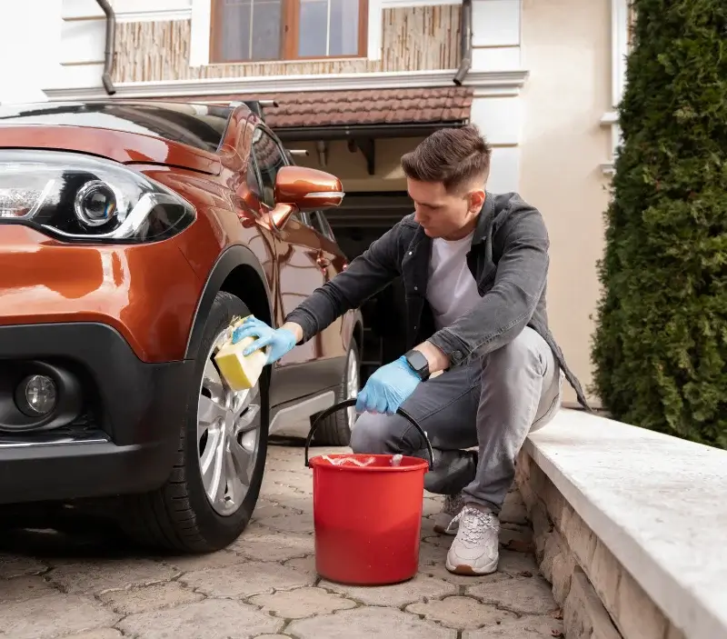 Lavage auto à domicile Vars-sur-Roseix : professionnel intervenant sur un véhicule